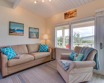 Oceanfront condo near Gearhart Golf Links - walk to beach - No pets - Gearhart - Living room