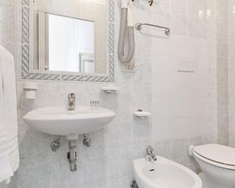 Hotel Infinito - Roma - Banheiro