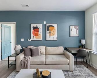 Landing at The Parker Leland - 2 Bedrooms in Downtown Leland - Leland - Living room