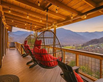 Sky High Retreat - Epic Views, Hot Tub, King Suites, Game Loft, Pet-Friendly - Waynesville - Balcon