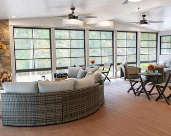 Four Seasons For Fun Bed & Breakfast - Lakeville - Living room