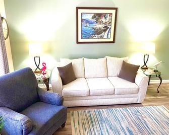 Cozy Beach townhome,,walk 2 beach,Fenced patio,pets ok - Myrtle Beach - Living room