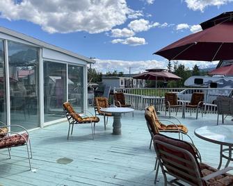 Kluane Park Inn - Haines Junction - Патіо