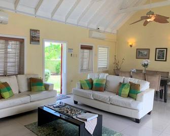 Family Friendly Villa In Gated Community Close To Many Lovely Beaches - Bon Accord Village - Living room