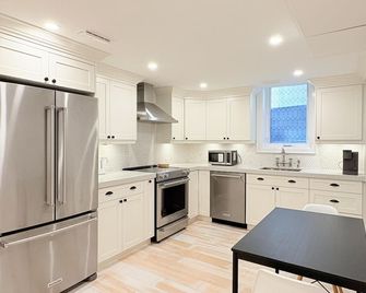 Family friendly 2BR basement unit with 2 Free parking - Aurora - Kitchen