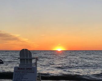 Colonial Motel - North East - Beach