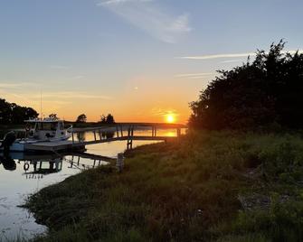New Rental With Water Views and Access in North Falmouth - North Falmouth - Vista del exterior