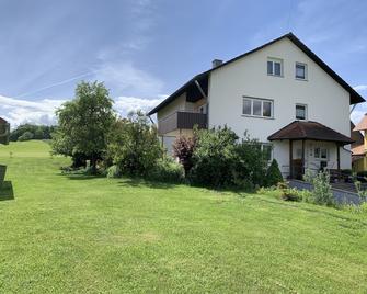 Bright apartment (floor) with garden and balcony. Hegau, Lake Constance, Rhine Falls experience! - Tengen - Building