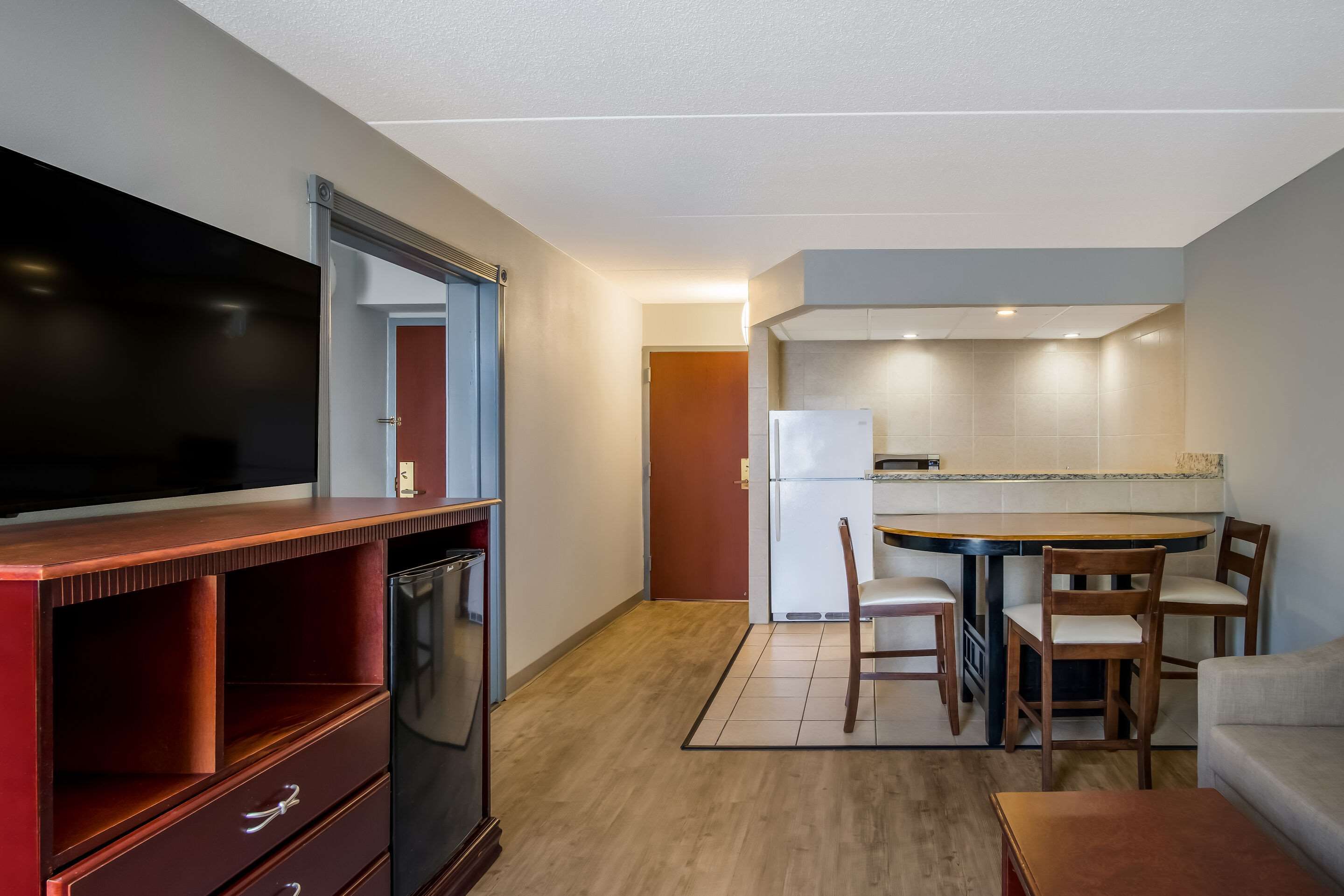 Clarion Inn & Suites Grand Rapids Airport