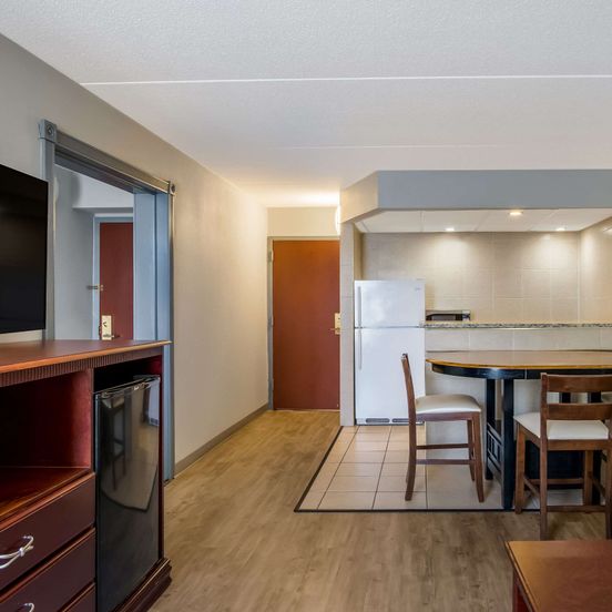 Clarion Inn & Suites Grand Rapids Airport image 1