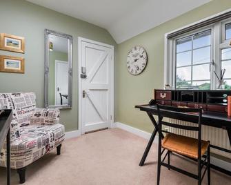 The Fox of Hurley - מיידנהד - סלון