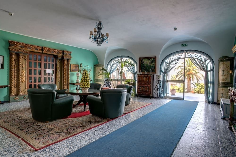 Arathena Rocks Hotel - ג'יארדיני נאקסוס - לובי