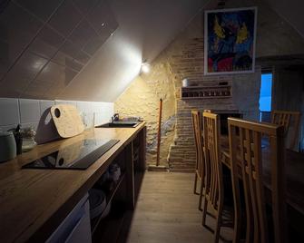 Gîte indépendant pouvant accueillir jusqu'à 6 personnes, situé dans une forêt - Saint-Pierre-le-Moûtier - Kitchen