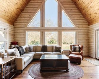 Cabin Lodge on Lake Bowen w/ lake access - Inman - Living room