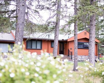 Mountain Cabin w/Gym/Sauna 5mins to hike/bike/ski trails & local shopping/dining - Bragg Creek - Building