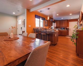 Tahoe Trail Retreat Steps From The Trt - Stateline - Dining room