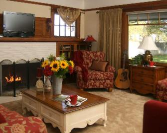Vintners Cottage - Lodi - Living room