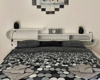 Spacious modern vintage flat in the heart of Sofia - Sofia - Bedroom
