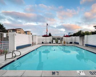 Super 8 by Wyndham Santa Clara - Santa Clara - Pool