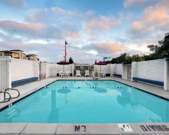 Super 8 by Wyndham Santa Clara - סנטה קלרה - בריכה
