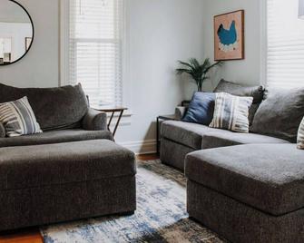 Happy Hen House 2-Bedroom House w/ Amazing Front Porch and Backyard Chickens - Wilmington - Living room