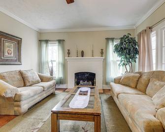 Sanford Vacation Rental about 1 Mi to Downtown! - Sanford - Phòng khách