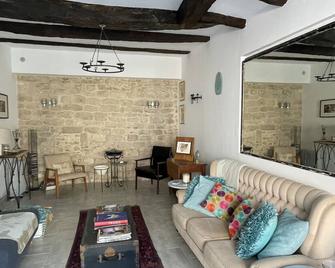 Beautiful traditional house 1 minute from the Square - Monpazier - Living room