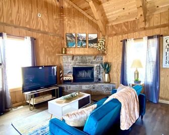 GLAMOROUS Stylish cabin over 2 acres, beautiful views, sleeps 8, washer & dryer - Duchesne - Living room