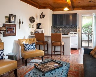 Tanglewood Farm - Fox Den Suite 1 Br/1ba Private Apartment On Horse Farm - Southern Pines - Living room