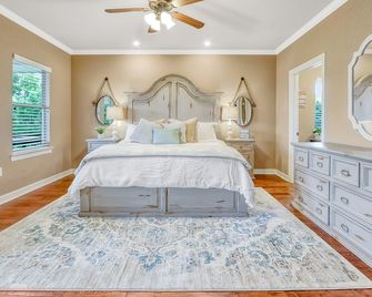 Scenic Lake Views and Cozy Hot Tub - Charming Hill Country Retreat - Canyon Lake - Slaapkamer