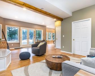 A lakefront retreat with hot tub - Bonney Lake - Living room