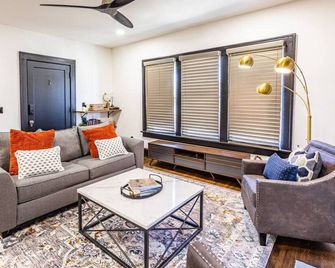 Pleasantly Plush - Quality and Comfort Downtown - Tulsa - Sala