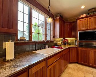 Bella Vita Estate Luxury Home With Hot Tub on Golf Course - Baker City - Kitchen