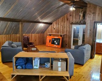 Charming 3-bedroom barn in quaint Winona with AC - Winona - Living room