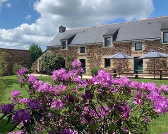 stone house. 4 to 14 pers. heated pool - Béganne - Edificio