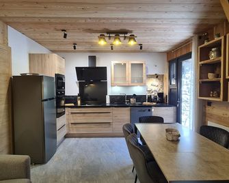 Recently renovated mountain dwelling, terraces with lake, mountain and forest views. - Chorges - Keuken