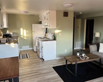 Overhill & Pine - Cozy Convenient Haven; King Bed; Full Kitchen; Off St Parking - Eau Claire - Kuchyň