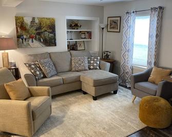 Dog Friendly 3B/3.5Bath, close to wineries, Lake Erie, parks, beaches and more! - Mentor - Living room