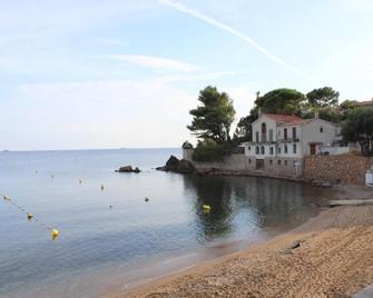 Fabulous apartment 25m² + Terrace 20m² Clim Wifi BBQ 180m from the BEACH. - Carqueiranne