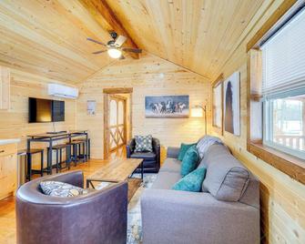 La Grange Cabin on a Racehorse Farm w/ Pond Views! - La Grange - Living room