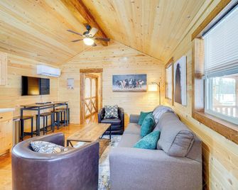 La Grange Cabin on a Racehorse Farm with Pond Views! - La Grange - Wohnzimmer