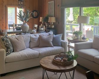 Berkshires Living!! Beautiful Location, Breathtaking Sunsets, Fully Reno Home - Hancock - Living room