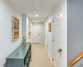 Mtn And Foliage Views Modern Mount Snow - Dover - Hallway