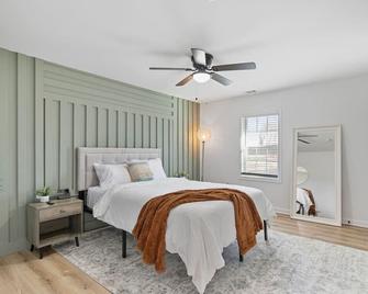 Chic 2 bedroom w/ free parking - Austell - Bedroom