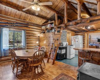 Rustic and cozy log home, Room for the entire family. - La Pine - Comedor