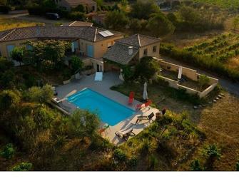 in the middle flows a stream rental with jacuzzi, beautiful view, south terrace - Berlou - Piscina