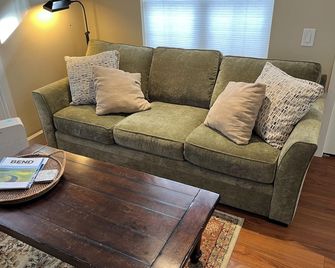 Award winning Downtown Cottage Retreat-Bachelor is open-EV charger - Bend - Living room