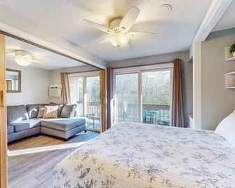 Misty Harbor Beach Retreat - Gilford - Bedroom