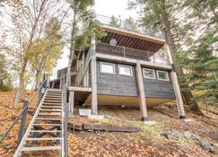 Dog-Friendly Rathdrum Lake House with Boat Dock! - Rathdrum - Building