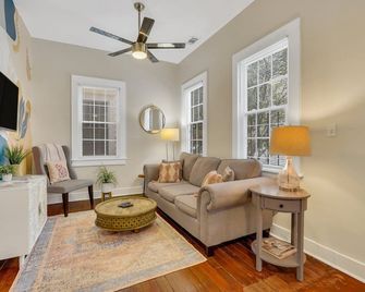 Pink Magnolia Cottage by Lucky Savannah - Savannah - Living room